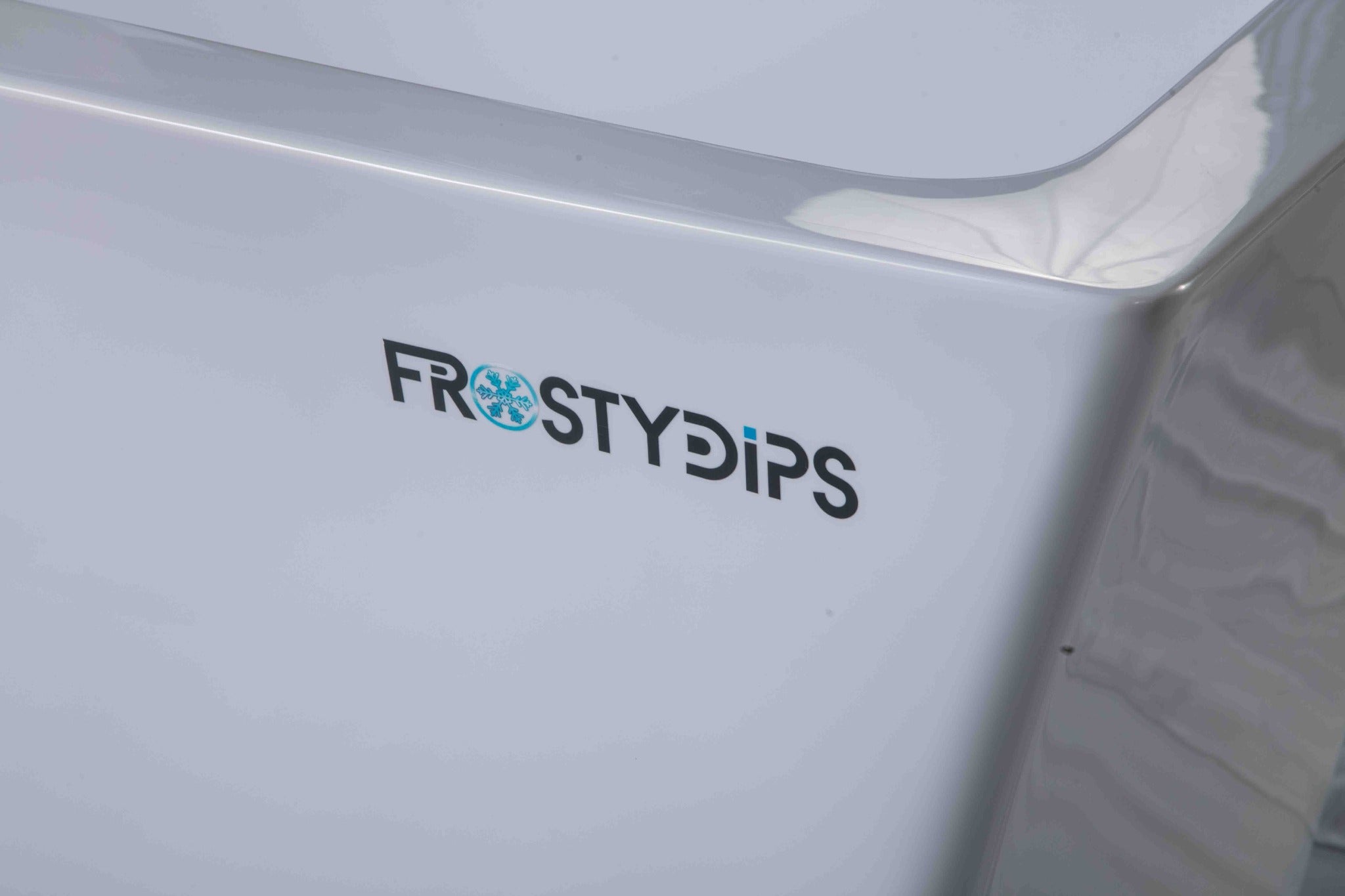 ijsbad met koeler FrostyDips logo detail op acryl kuip
