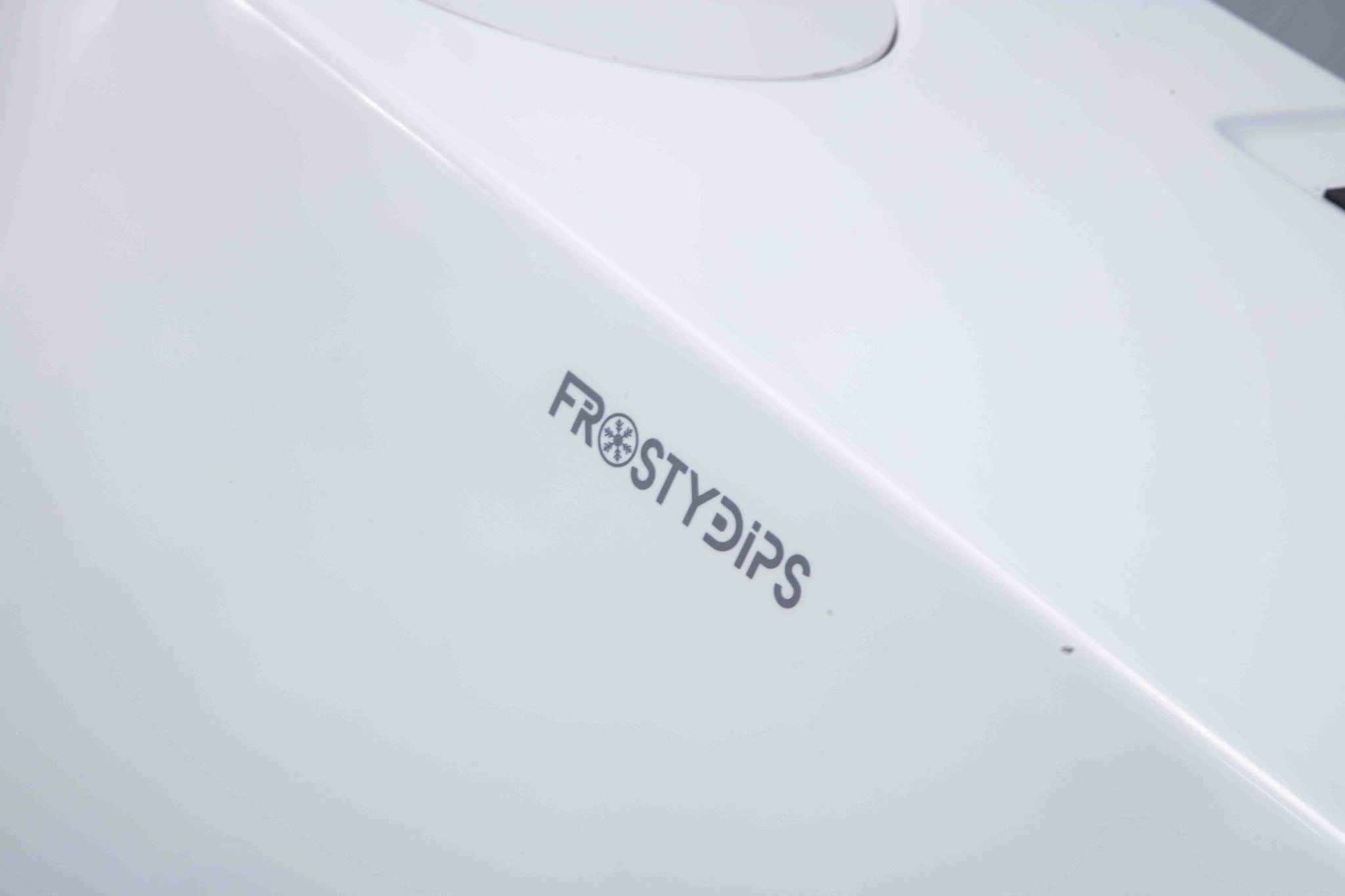 ijsbad met koeler FrostyDips logo op acryl kuip